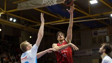 GRAF7638. FUENLABRADA (MADRID), 12/01/2019.- El pivot del Montakit Fuenlabrada Chema González (d) lanza a canasta ante el pivot islandés del Monbus Obradoiro Tryggvi Hlinason en el partido de Liga ACB que se disputa esta tarde en el pabellón Fernando Martín de Fuenlabrada. EFE/ Juanjo Martin