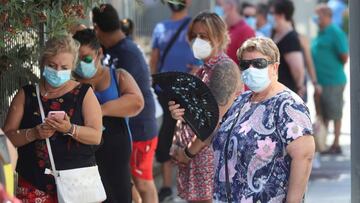 FUENLABRADA, 27/08/2020.- Varias personas esperan para hacerse una prueba en el dispositivo instalado por la Comunidad de Madrid en el Centro de Especialidades El Arroyo de Fuenlabrada para la realización de pruebas PCR en población de entre 15 y 49 años, para la detección precoz de COVID-19 en personas. EFE/Rodrigo Jiménez