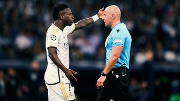 MADRID, SPAIN - MAY 08: Vinicius Junior of Real Madrid speaks to Referee Szymon Marciniak during the UEFA Champions League semi-final second leg match between Real Madrid and FC Bayern München at Estadio Santiago Bernabeu on May 08, 2024 in Madrid, Spain. (Photo by Manuel Queimadelos/Quality Sport Images/Getty Images)
