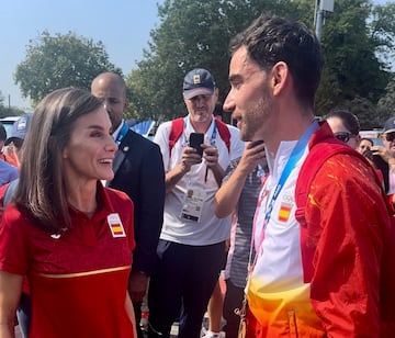 La Reina charla con el medallista español en la carrera de 20 km marcha, Álvaro Martín. 
