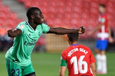 El Madrid venció y aseguró casi su título liguero al derrotar al Granada en Los Cármenes con goles de Mendy y de Benzema. Lo curioso fue el tanto del lateral francés, que desbordó a su par a los diez minutos antes de soltar un latigazo que batió a Rui Silva. El balón entró por la escuadra. De esa manera, habían marcado 22 jugadores distintos para el conjunto blanco. Hasta ahora, ningún equipo de la Liga había tenido tantos goleadores distintos en un campeonato liguero.