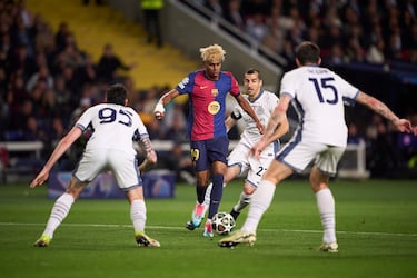 Lamine Yamal entre Alessandro Bastoni, Henrikh Mkhitaryan y Francesco Acerbi.