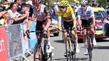 El ciclista estadounidense Brandon McNulty tira de Jonas Vingegaard y Tadej Pogacar durante la subida a Peyragudes en la decimoséptima etapa del Tour de Francia.