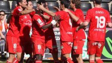 <b>ALEGRÍA JUSTIFICADA. </b>Los jugadores del Numancia se llevaron el triunfo en el derbi y se ponen a un solo del punto del ascenso.