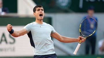 El tenista español Carlos Alcaraz celebra un punto durante su partido ante Alexander Zverev en los cuartos de final de Roland Garros.