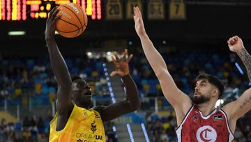 El jugador del Dreamland Gran Canaria Massamba Diop y el del Casademont Zaragoza Santi Yusta.