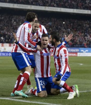 2-0. Giménez celebró el segundo tanto con sus compañeros.