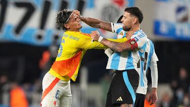 Durante los noventa minutos del encuentro se pudo apreciar la 'batalla' que tenían ambos jugadores. Esto desencadenó en un fuerte pique al finalizar el encuentro. Otamendi le dijo: "Sácate la vincha bobo" y el jugador de la selección colombiana le respondió: "Estás viejo. Cierra el c..., bobo. Estás viejo, no te da ni para correr".
Associated Press / LaPresse
Only italy and spain