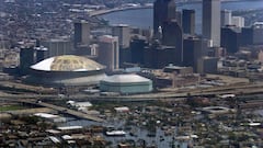 Panor&aacute;mica del Hornets Arena y el Superdome (a la izquierda) tras el paso del hurac&aacute;n Katrina por Nueva Orleans.