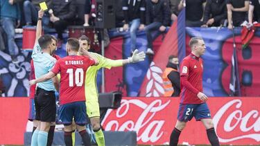 Osasuna players to referee: "Put on your Sevilla shirt!"
