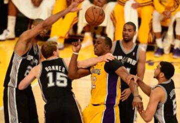 Dwight Howard de los Lakers pierde el control de la pelota bajo la presión de los jugadores de San Antonio Spurs, en el tercer partido de los cuartos de final de la Conferencia Oeste de la NBA Playoffs 2013.