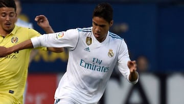 Varane disputa un bal&oacute;n con Fornals.