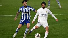 Alaves&#039; Spanish midfielder Jota Peleteiro (L) vies with Real Madrid&#039;s Spanish midfielder Isco during the Spanish League football match between Real Madrid and Deportivo Alaves at the Alfredo Di Stefano stadium in Madrid, on November 28, 2020. (P