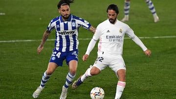 Alaves&#039; Spanish midfielder Jota Peleteiro (L) vies with Real Madrid&#039;s Spanish midfielder Isco during the Spanish League football match between Real Madrid and Deportivo Alaves at the Alfredo Di Stefano stadium in Madrid, on November 28, 2020. (P