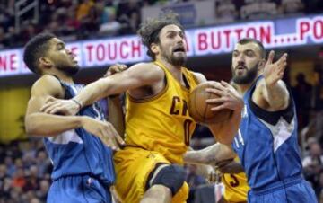 Kevin Love recoge el rebote entre Karl-Anthony Towns y Nikola Pekovic  de los Timberwolves.