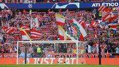 Seguidores del Atlético frente al Feyenoord.