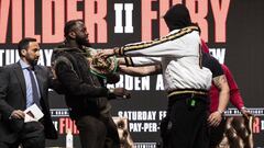 Deontay Wilder y Tyson Fury se empujan durante el pesaje previo a su pelea  por el mundial de los pesos pesados del WBC de este s&aacute;bado en el MGM Garden Arena de Las Vegas, Nevada, USA.