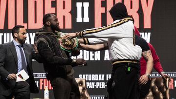 Deontay Wilder y Tyson Fury se empujan durante el pesaje previo a su pelea por el mundial de los pesos pesados del WBC de este sábado en el MGM Garden Arena de Las Vegas, Nevada, USA.