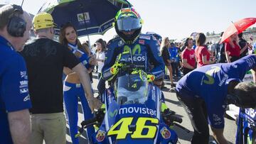 Valentino Rossi antes de la salida del GP de Valencia.