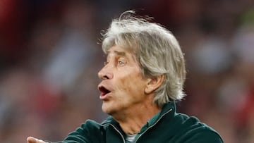 Sevilla, 21/05/2023.- El técnico chileno del Real Betis Manuel Pellegrini da instrucciones a sus jugadores durante el derbi, jornada 35 de LaLiga Santander que disputan los dos equipos hispalenteses en el estadio de la capital andaluza. EFE/José Manuel Vidal