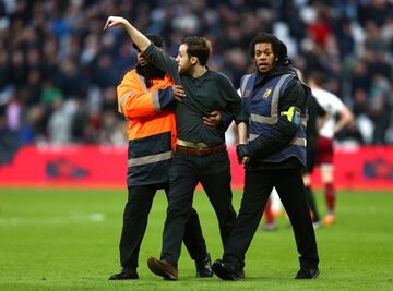 Tras la derrota de 0-3 ante el Burnley, seguidores de los Hammers ingresaron al campo para recriminar a sus jugadores.