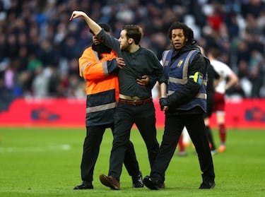 Tras la derrota de 0-3 ante el Burnley, seguidores de los Hammers ingresaron al campo para recriminar a sus jugadores.