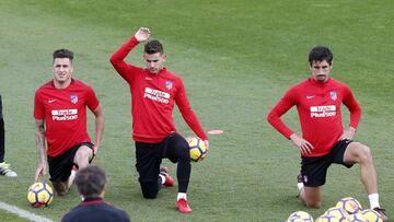Lucas, entre Giménez y Savic, en un entrenamiento.