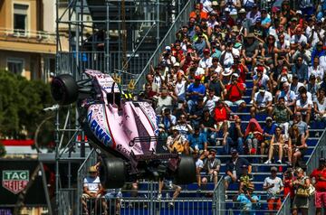 La grúa retira el Force India del francés Esteban Ocon tras accidentarse en los últimos libres.