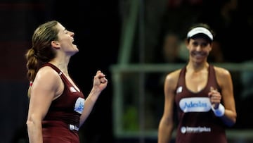 Marta Marrero (derecha) y Alejandra Salazar, durante la final femenina del World Padel Tour en Alicante.