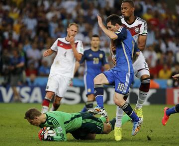 El guardameta Manuel Neuer y Lionel Messi.