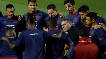 Luis Fernando Suárez se dirige a sus jugadores en un entrenamiento en Qatar.