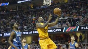 LeBron James anota ante Andrew Wiggins.