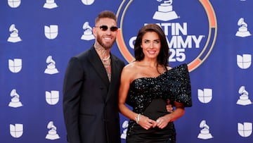 Sergio Ramos y Pilar Rubio posan en la alfombra roja de los Latin Grammys 2025 celebrados en el MGM Grand Las Vegas.