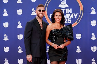 Sergio Ramos y Pilar Rubio posan en la alfombra roja de los Latin Grammys 2025 celebrados en el MGM Grand Las Vegas.
