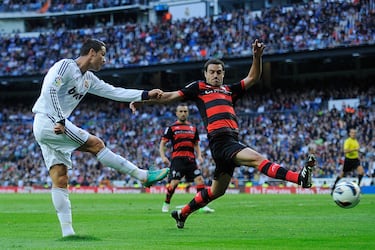 Defensa central nacido en Caracas en 1987. Se formó en la cantera del Celta de Vigo, donde debutó en Primera en la temporada 2012-2013, afianzándose como titular en el equipo gallego. Al acabar la temporada pasaría por el fútbol israelí antes de llegar a Tailandia de la mano del Buriram United, donde se convirtió en leyenda local, consiguiendo 12 títulos en 6 temporadas.