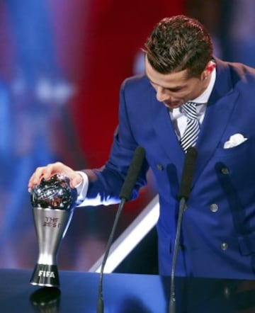 Cristiano Ronaldo con el Premio 'The Best' a mejor jugador. 