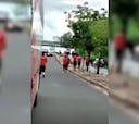 Insólita secuencia: ¡los jugadores se bajan del bus para apedrear a sus hinchas!