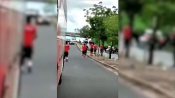 Los jugadores se bajan del bus para apedrear a su propia afición