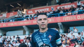 Iago Aspas sale al campo en los prolegómenos del amistoso entre el Vitória portugués y el Celta.