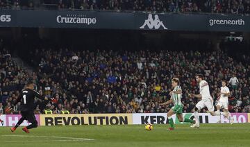 1-1. El VAR dio validez al primer gol de Sergio Canales.