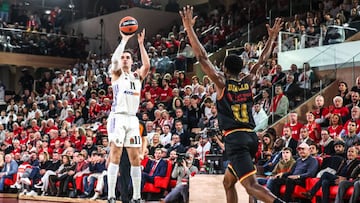 El madridista Mario Hezonja lanza frente a la defensa de Alpha Diallo, del AS Mónaco.