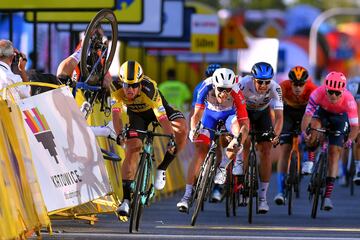 Grave caída del neerlandés Fabio Jakobsen (Deceuninck) al ser cerrado por su compatriota Groenewegen (Jumbo) que provocó una montonera en la línea de meta.