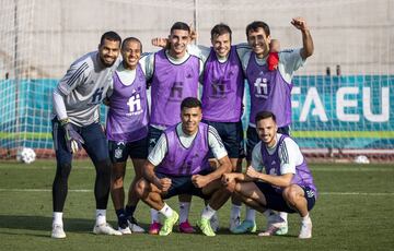 Robert Sánchez, Thiago Alcántara, Ferrán Torres, César Azpilicueta, Mikel Oyarzabal, Rodrigo Hernández y Pablo Sarabia.