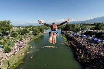 Este saltador tiene que sentirse as赤 en este instante durante su salto en la prueba celebrada en Gjakova.