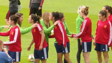 El emotivo encuentro de las jugadoras de la Selección con las embajadoras de Iberdrola
