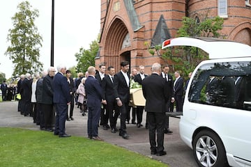 Los portadores llevan el ataúd de Sven-Goran Eriksson tras finalizar el oficio religioso. 
