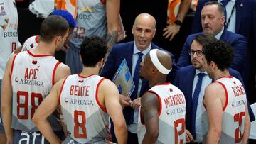 GRAFCVA6319. VALENCIA, 26/06/2020.- El técnico del San Pablo Burgos, Joan Peñarroya, habla con sus jugadores durante el primer partido de la quinta jornada del grupo B de la fase final de la Liga Endesa que han disputado ante Mora Banc Andorra en el pabellón de la Fuente de San Luis de Valéncia. EFE/Manuel Bruque