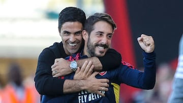 Mikel Arteta, técnico del Arsenal, abraza a Nicolás Jover, miembro de su staff, en la celebración de un gol.