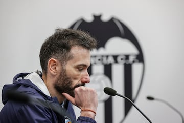 Carlos Corbern, entrenador del Valencia, durante la rueda de prensa de este jueves.