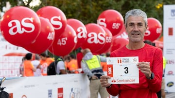 Martín Fiz, posa con su dorsal en una carrera.